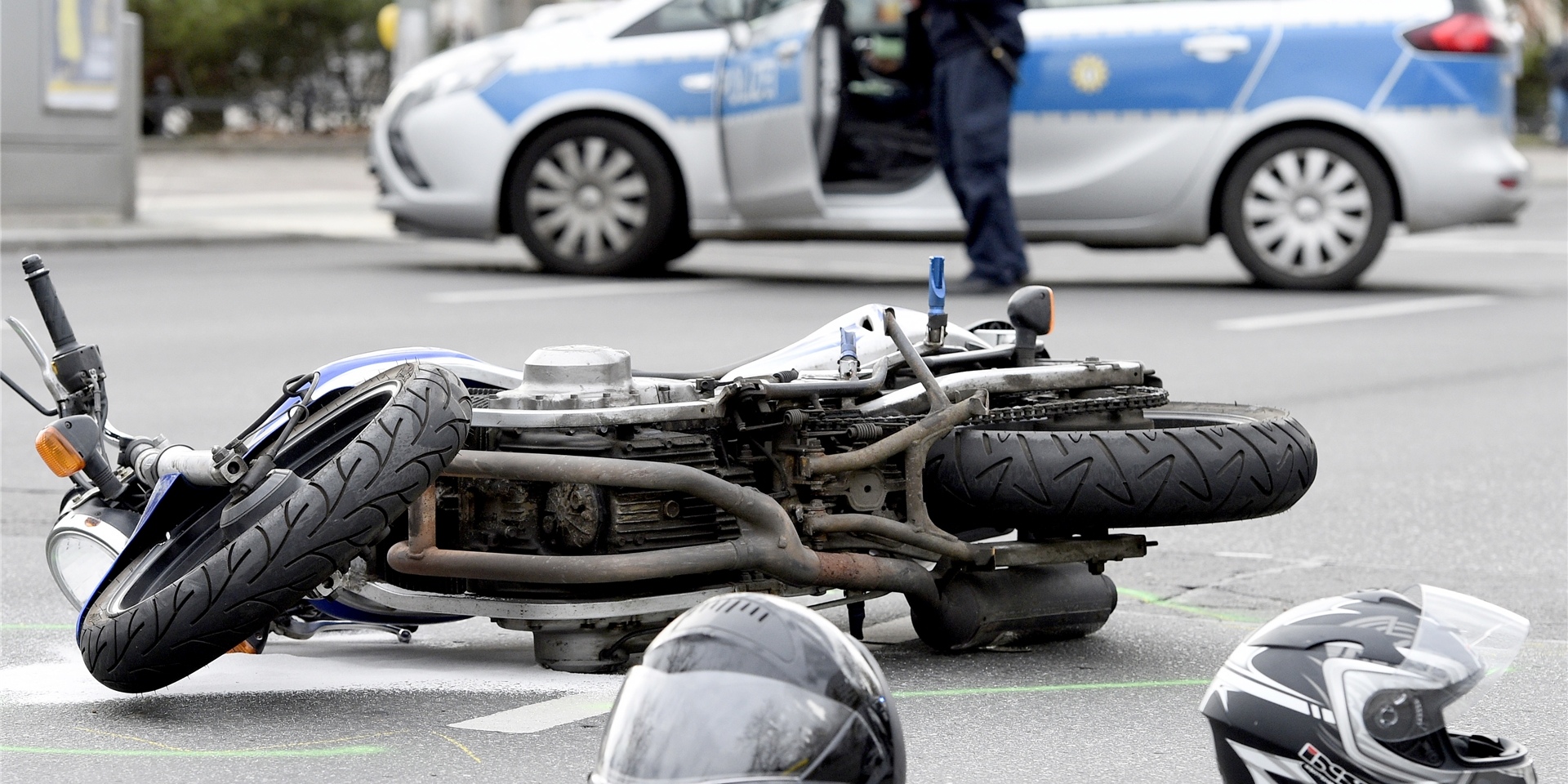 Bei einem Wendemanöver in der Bushaltestelle missachtet eine Frau einen Motorradfahrer (Symbolbild). Es kommt zum Sturz und zu schweren Verletzungen.
