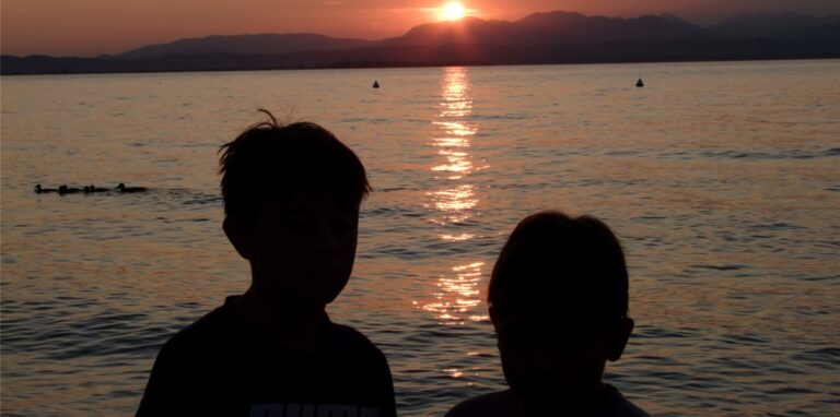 Im Urlaub sind die Brüder unzertrennlich. Im Alltag auch – allerdings nur dann, wenn sie sich beim Diskutieren gegen mich verbünden können. Und diskutieren können sie richtig gut.