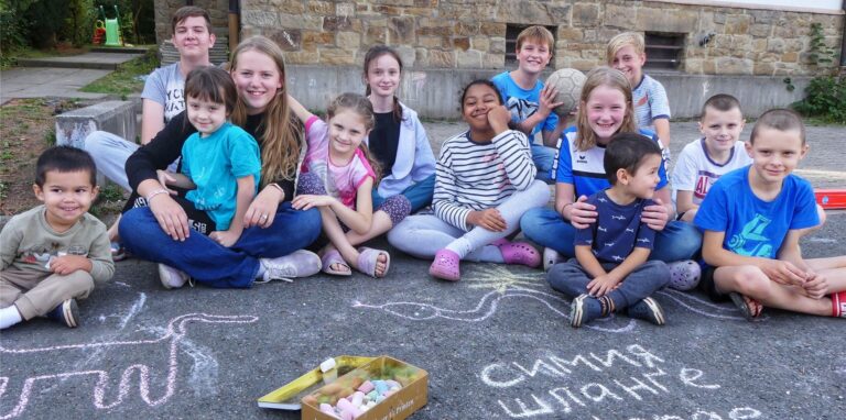 Sie spielen alle zusammen: Deutsche und ukrainische Kinder aus der Messingstraße bringen sich gegenseitig vieles bei.