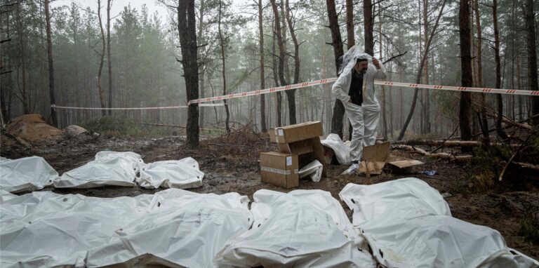 Säcke mit Leichen sind während der Exhumierung im kürzlich zurückeroberten Gebiet von Isjum, zu sehen.