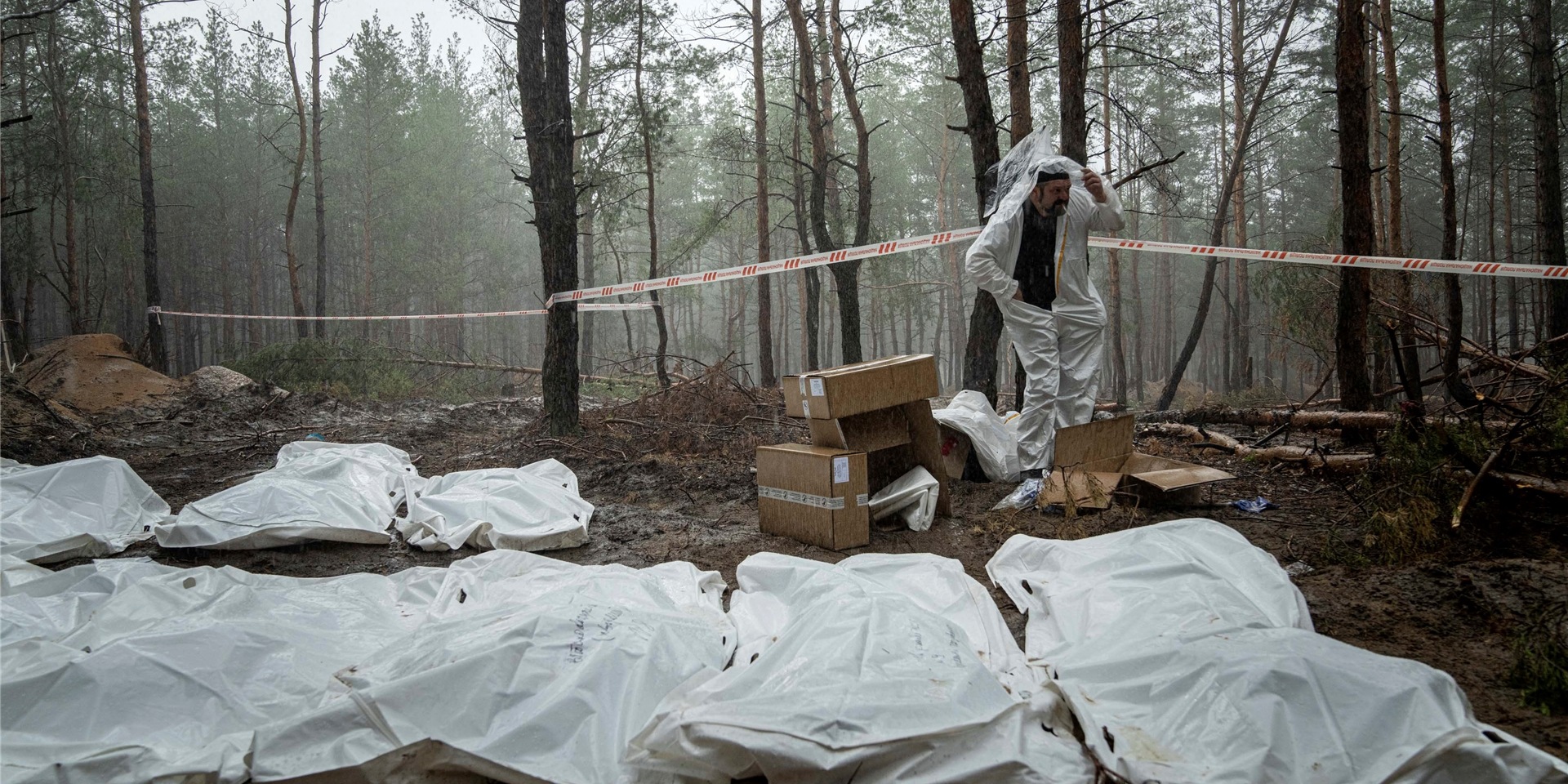 Säcke mit Leichen sind während der Exhumierung im kürzlich zurückeroberten Gebiet von Isjum, zu sehen.
