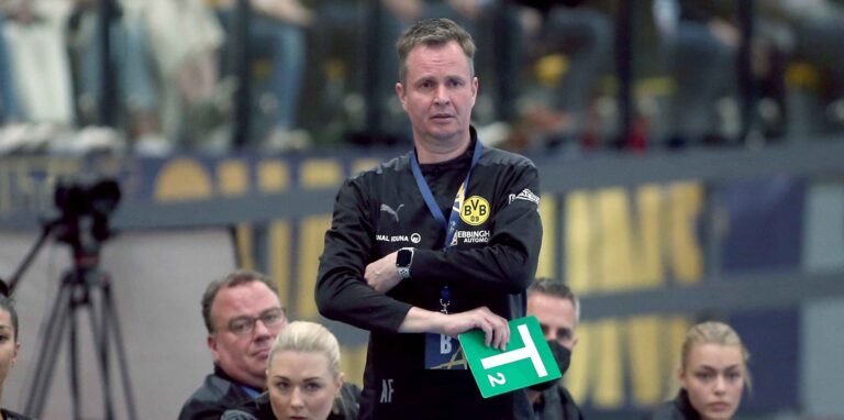 BVB-Trainer André Fuhr steht mit einer grünen Time-Out-Karte am Spiefeldrand.