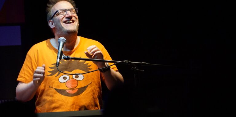 Jens Heinrich Claassen kennt man aus dem Quatsch Comedy Club. Nun stand er auf der Bühne des FZ Lüner Höhe und hatte noch Verstärkung mitgebracht.