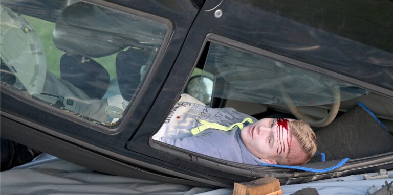 Nein, keine Sorge. Der Junge blutet nicht wirklich. Bei der Feuerwehr-Übung am Horstmarer See wurden Statisten als Verletze eingesetzt.