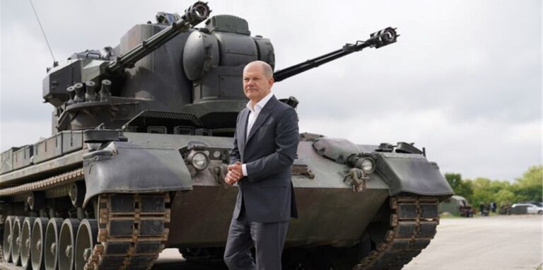Bundeskanzler Olaf Scholz Ende August bei einem Besuch auf dem Truppenübungsplatz Putlos in Schleswig-Holstein, wo ukrainische Soldaten am Flugabwehrkanonenpanzer Gepard ausgebildet werden.