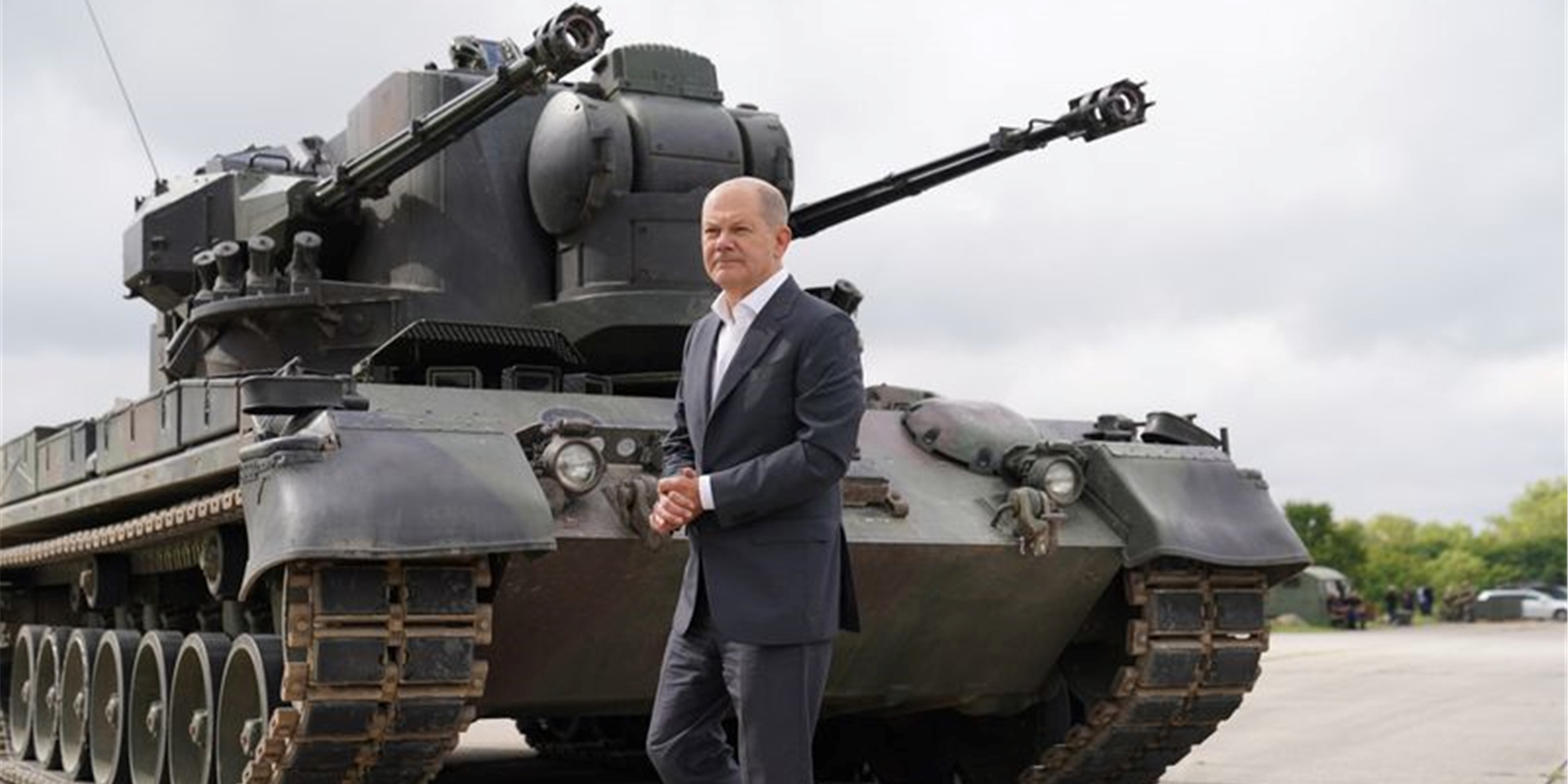 Bundeskanzler Olaf Scholz Ende August bei einem Besuch auf dem Truppenübungsplatz Putlos in Schleswig-Holstein, wo ukrainische Soldaten am Flugabwehrkanonenpanzer Gepard ausgebildet werden.