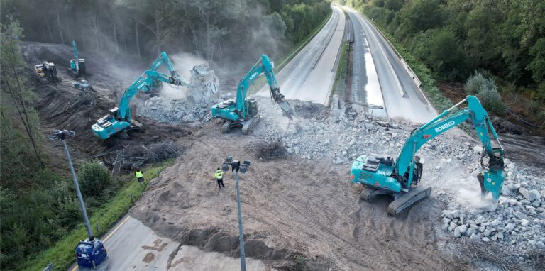 Drei Bagger bei Abrissarbeiten an einer Brücke.