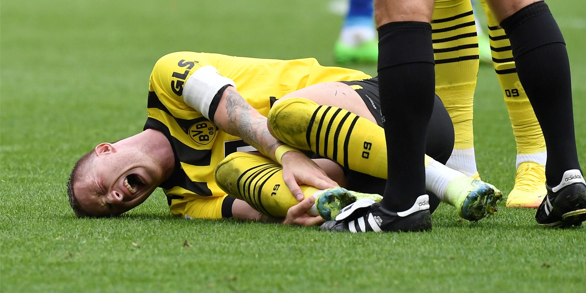 BVB-Kapitän Marco Reus wird verletzt vom Platz getragen.