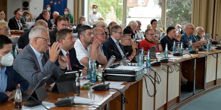 Mehr als drei Stunden lang hat der Streit im Lüner Ratssaal um die vierte Beigeordnetenstelle gedauert. Am Ende haben sich Rüdiger Billeb (2. v
. l.) von der SPD und Christoph Tölle (4. v.l.) von der CDU mit ihren Fraktionen durchgesetzt.