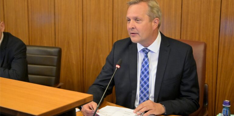 Lünens Bürgermeister Jürgen Kleine-Frauns warb leidenschaftlich für den Antrag der Groko, eine vierte Beigeordnetenstelle zu schaffen: „Ich persönlich nehme diese Hilfe gerne an. Qualitativ wird das eine Stärkung.“
