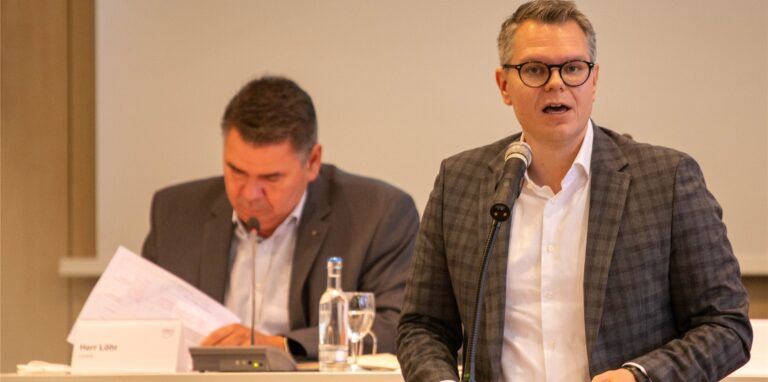 Kreisdirektor und Kreiskämmerer Mike-Sebastian Janke (r.), hier mit Landrat Mario Löhr im Kreistag Unna.