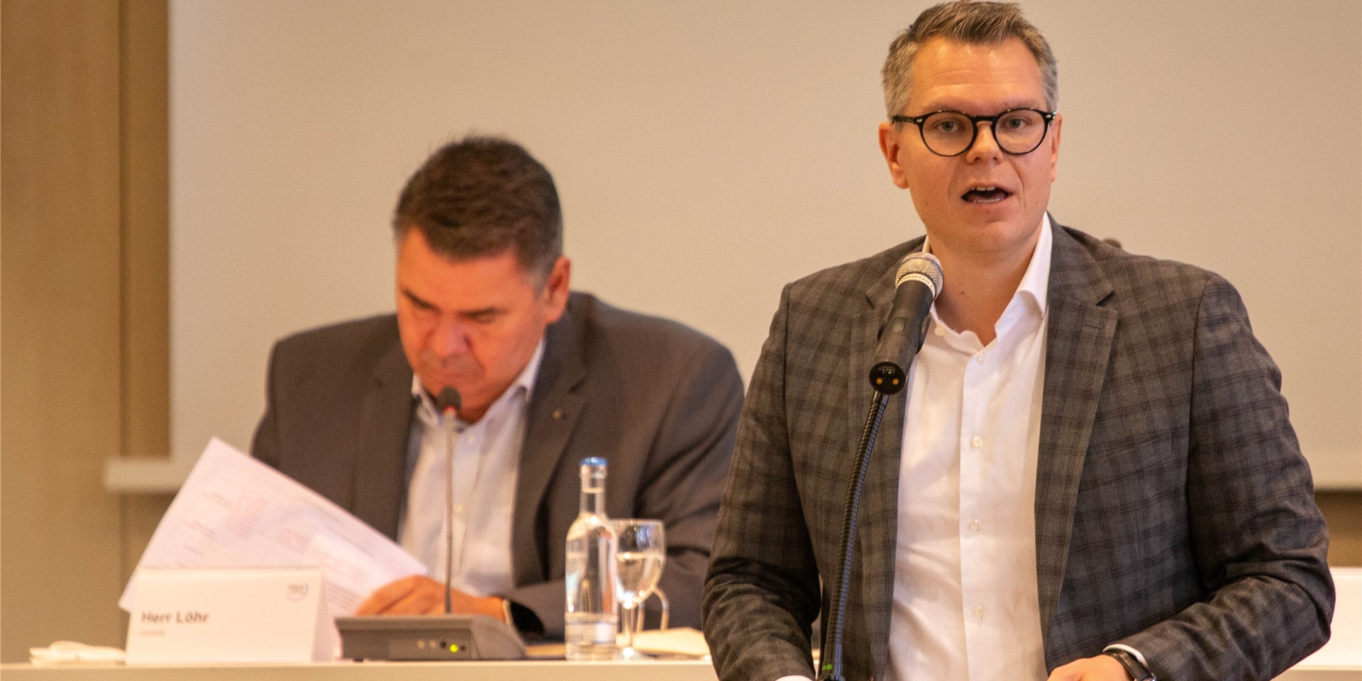 Kreisdirektor und Kreiskämmerer Mike-Sebastian Janke (r.), hier mit Landrat Mario Löhr im Kreistag Unna.
