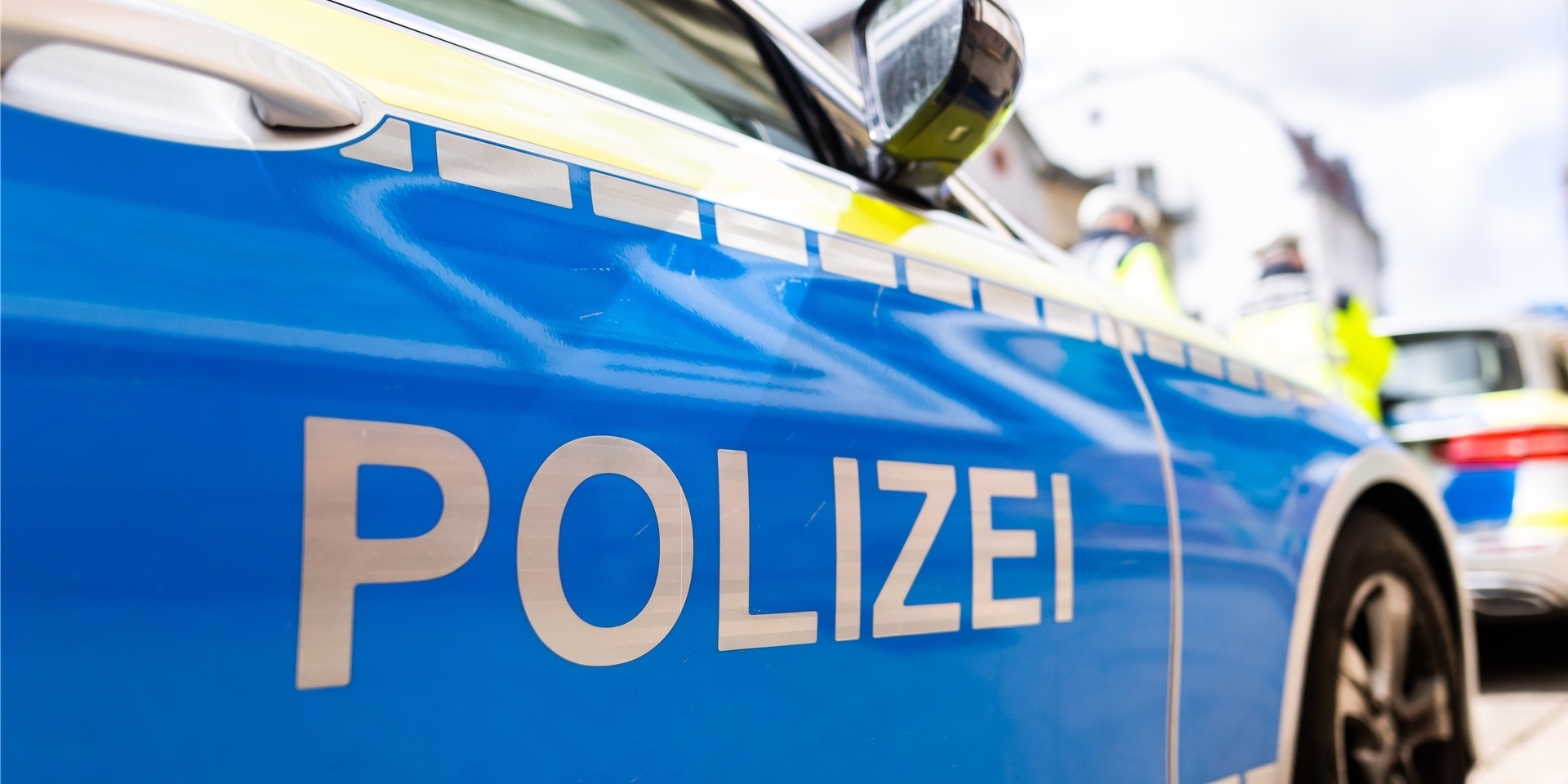 Die Tür eines Polizeiautos.