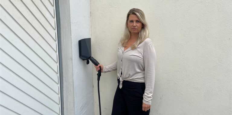 Julia Biermann an ihrer Wallbox. Im Dezember 2021 fing ihr Auto beim Ladevorgang Feuer, was einen großen Feuerwehreinsatz nach sich zog. Mittlerweile hat BMW ihr eine Entschädigung gezahlt.