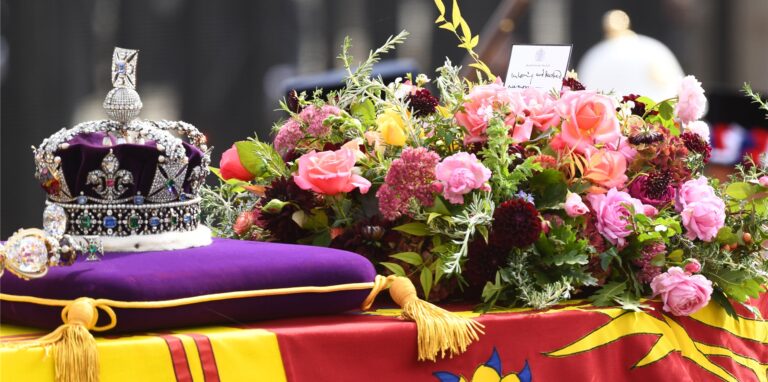Der Sarg der Queen mit den Insignien.