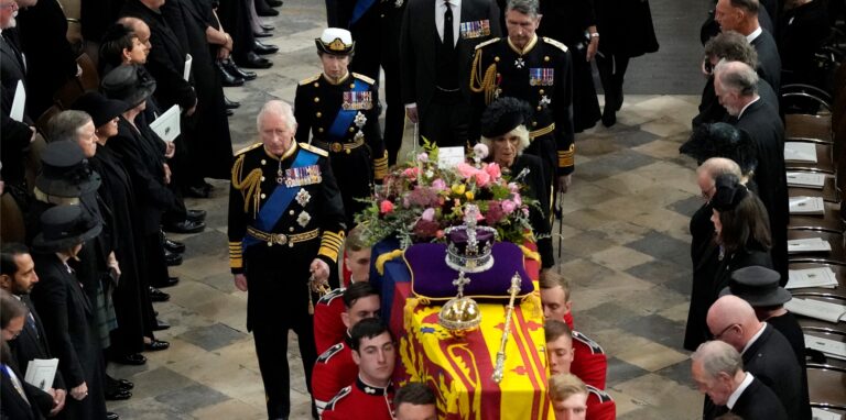 Großbritanniens König Charles III. (1. Reihe hinter dem Sarg, l-r), Camilla, Königsgemahlin, Prinzessin Anne (2. Reihe hinter dem Sarg, l-r) und ihr Ehemann Sir Timothy Laurence sowie Prinz Andrew (3. Reihe), Herzog von York, folgen dem Sarg von Königin Elizabeth II. während der Trauerfeier vor der Beisetzung in der Westminster Abbey.