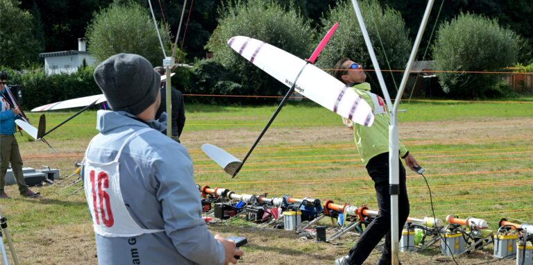 Am vergangenen Wochenende trug die Flugsportgruppe Lünen die 11. Internationale Deutsche Meisterschaft der Klasse F3B im Modellflug auf den Lippeauen aus.