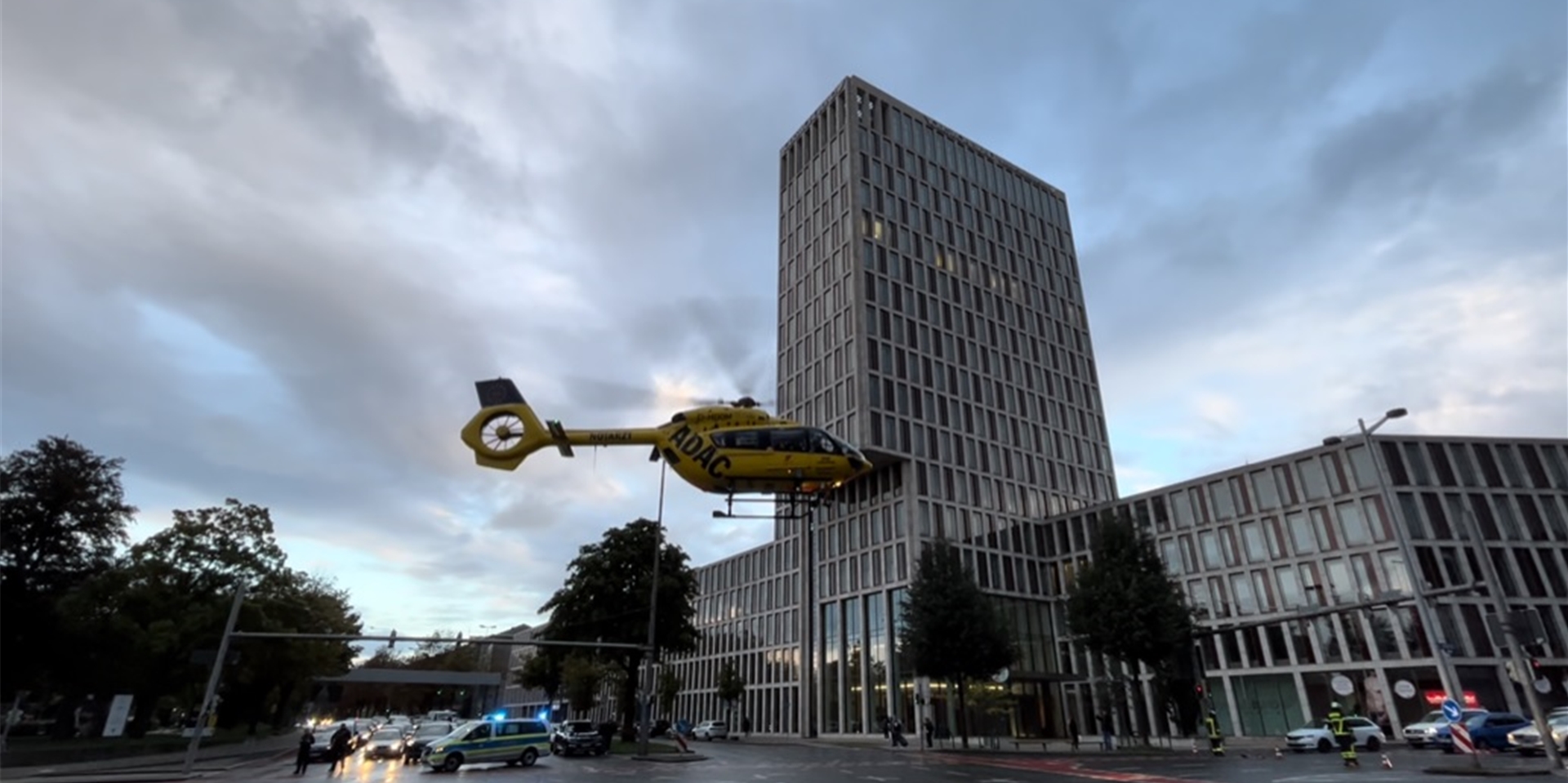 Der Hubschrauber landete auf der Kreuzung Südwall/Hohe Straße.