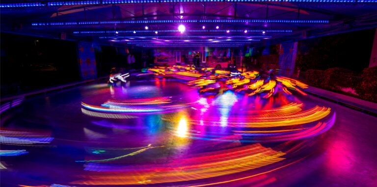 Farbenfrohe Kurverei im Autoscooter auf der Pflaumenkirmes am Montagabend. Ein kunstvolles Bild der Szene mit einer Langzeitbelichtung. Der Jahrmarkt in Methler setzte buchstäblich farbige Akzente.