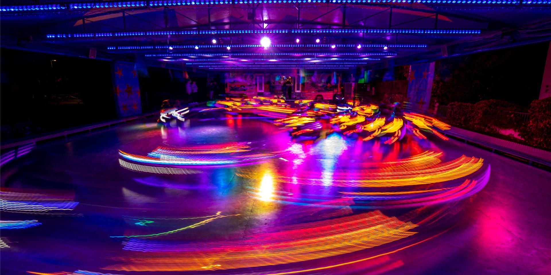 Farbenfrohe Kurverei im Autoscooter auf der Pflaumenkirmes am Montagabend. Ein kunstvolles Bild der Szene mit einer Langzeitbelichtung. Der Jahrmarkt in Methler setzte buchstäblich farbige Akzente.