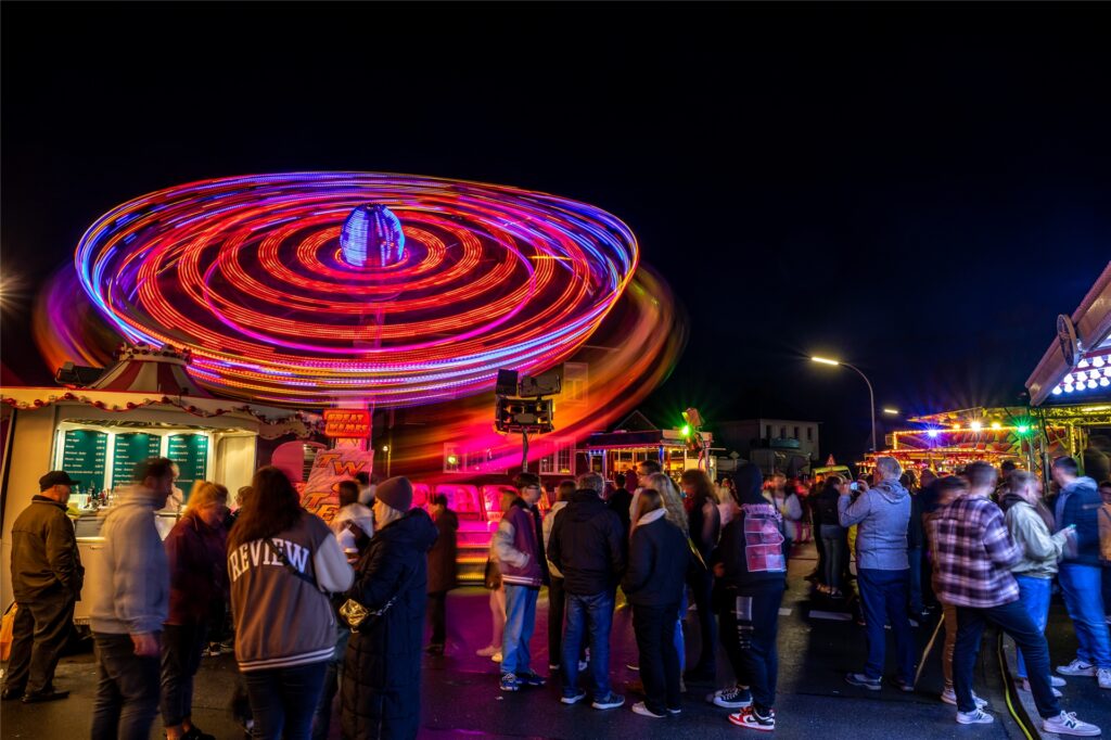 Der Twister war eines der größten Karussells bei der Pflaumenkirmes. Zum Fahrerlebnis gab es einen Drehwurm gratis dazu. Der Twister war eines der größten Karussells bei der Pflaumenkirmes. Zum Fahrerlebnis gab es einen Drehwurm gratis dazu.