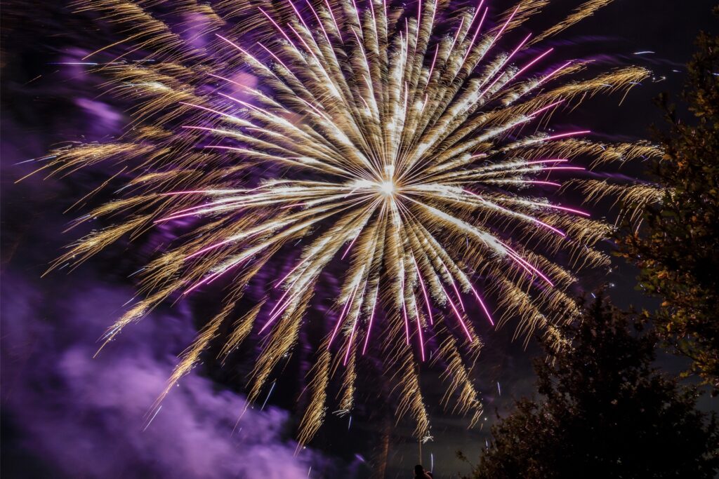 Tolle Impressionen vom Feuerwerk, kurz vor dem Zerfall kunstvoll eingefangen mit diesem Bild. Tolle Impressionen vom Feuerwerk, kurz vor dem Zerfall kunstvoll eingefangen mit diesem Bild.