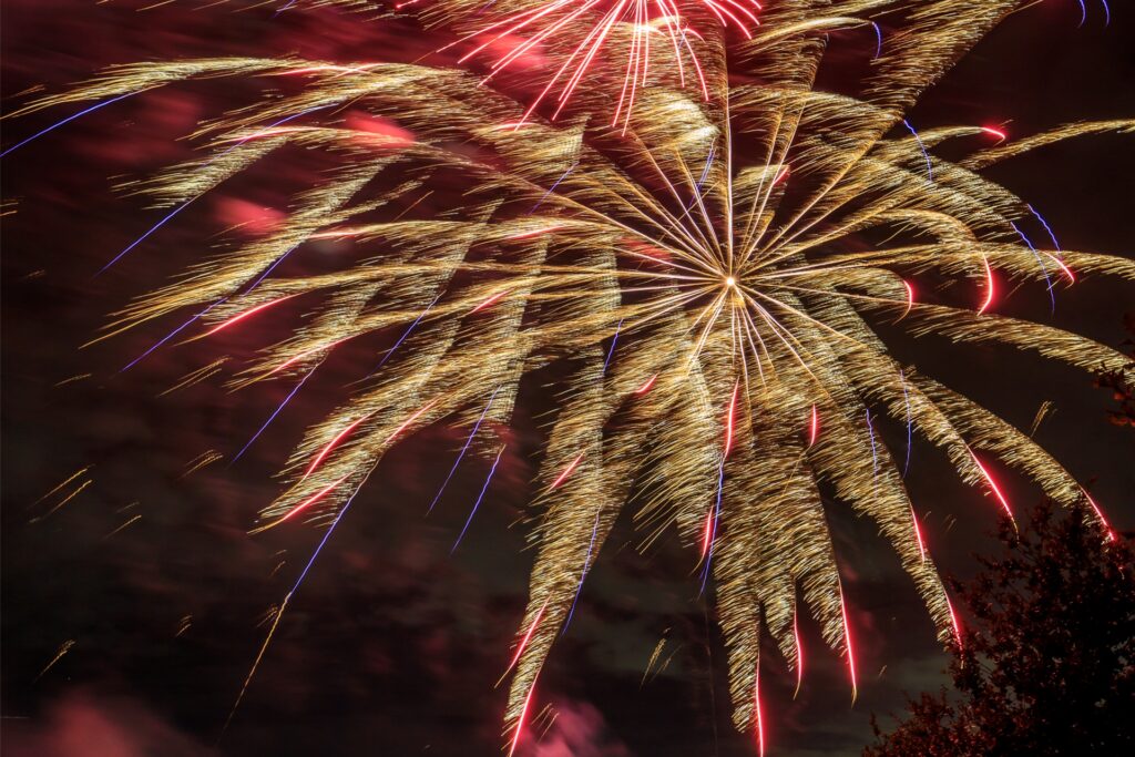 Feuerwerk über Methler. Die Feuerwerker zaubert große Kunstwerke in den Himmel. Feuerwerk über Methler. Die Feuerwerker zaubert große Kunstwerke in den Himmel.