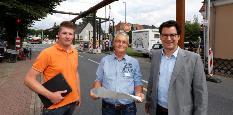 SEB-Chef Marc Alexander Ulrich (r., zusammen mit Kai Lübke und Thomas Staschat vom SEB) weiß noch nicht, wie stark die Abwassergebühr in Bergkamen sinkt.