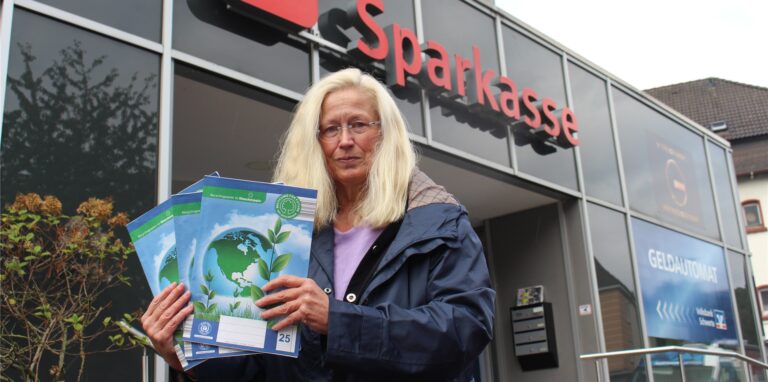 In diesen Schulheften sammelt Gabi Weck immer samstags Unterschriften zum Erhalt des Sparkassen-Standortes in Westhofen.