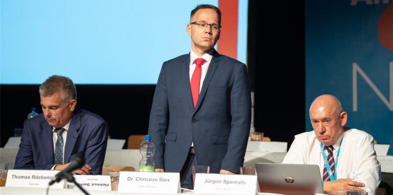 Der Nordrhein-westfälische Landtagsabgeordnete Christian Blex bei einem Parteitag auf dem Podium.