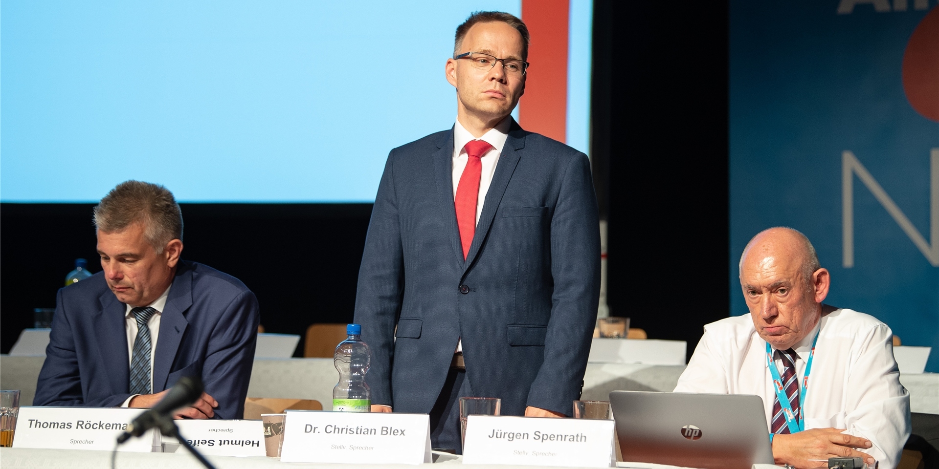 Der Nordrhein-westfälische Landtagsabgeordnete Christian Blex bei einem Parteitag auf dem Podium.