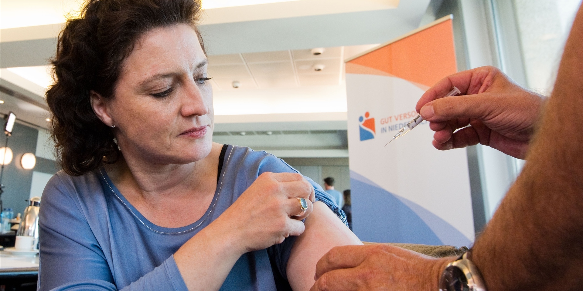 Carola Reimann (SPD), Niedersachsens Gesundheitsministerin, lässt sich gegen die Grippe (Influenza) impfen.