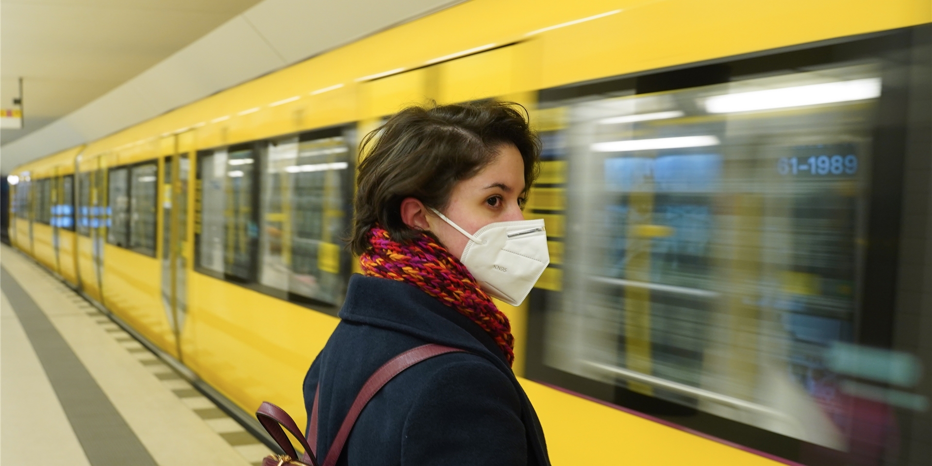 Eine Reisende steht mit FFP2-Maske am U-Bahnhof Brandenburger Tor und wartet auf die einfahrende Bahn. (Symbolbild)