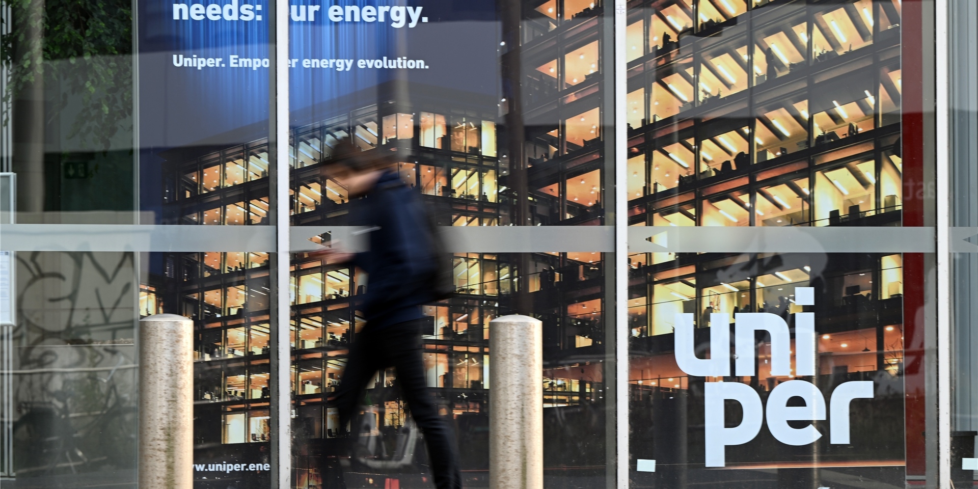Ein Passant geht an der Zentrale von Uniper in Düsseldorf vorbei.