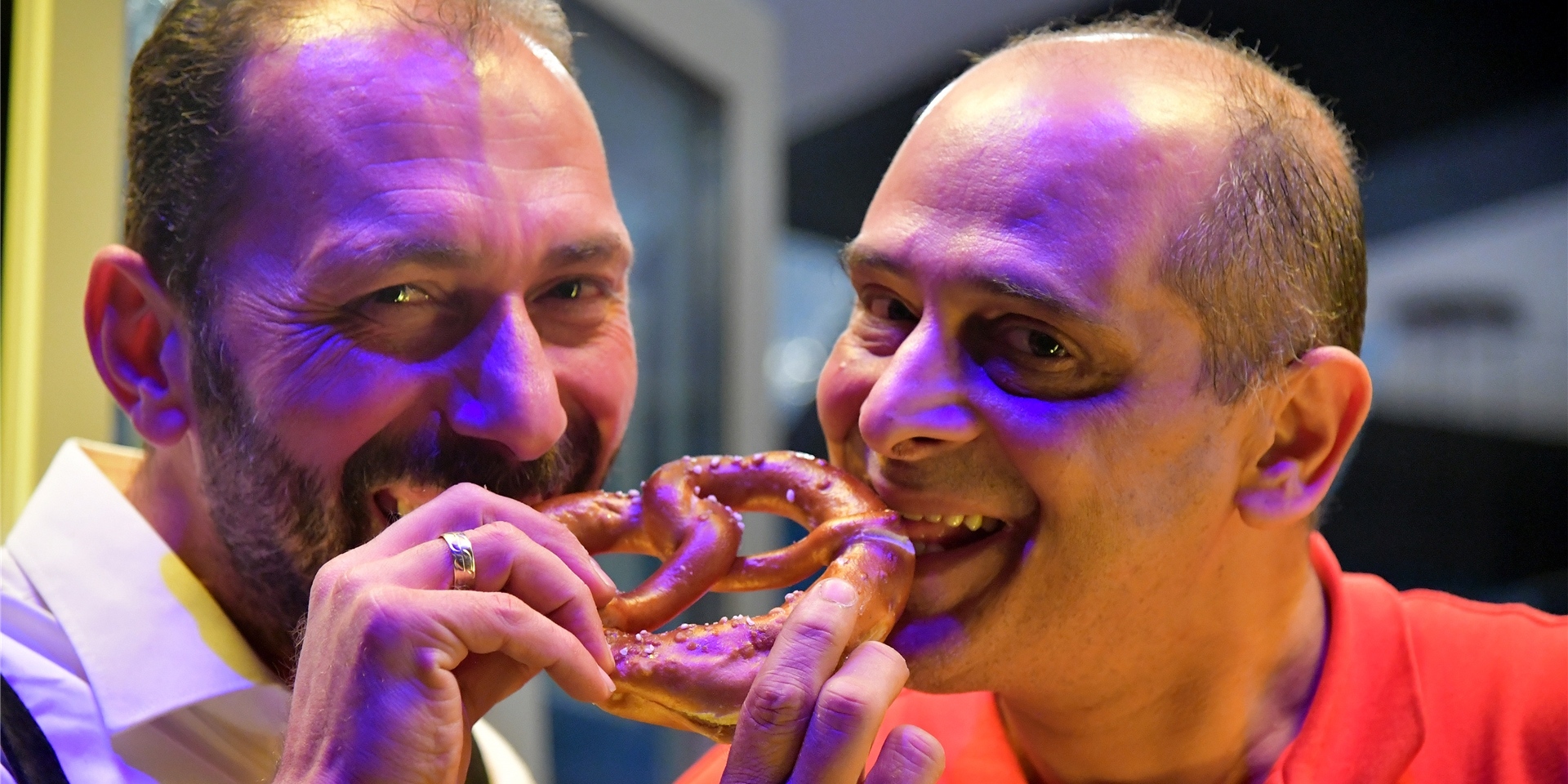 Haus-Dörlemann-Wirt Erdal Macit (l.) beißt in eine Brezel. Am 30. September findet im Haus Dörlemann an der Hauptstraße in Bork ein Oktoberfest statt.