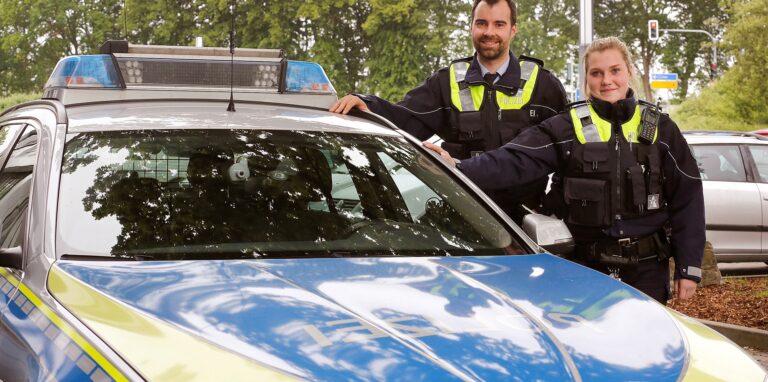 Kamener Autobahnpolizisten (Symbolbild) stoppten auf dem A2-Parkplatz in Rhynern Kriminelle, die sich zuvor eine wilde Verfolgungsjagd geliefert hatten.
