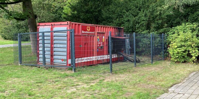 Brandspuren an einem Notstromaggregat in einem roten Container.
