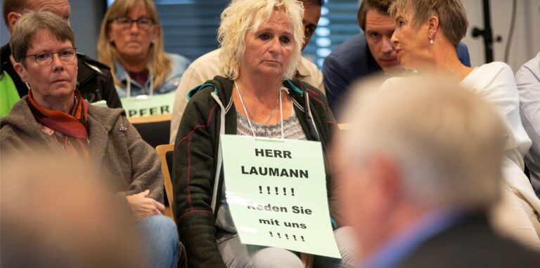 Betroffene des Bottroper Apothekerskandals hören den Ausführungen des Gesundheitsministers Laumann (CDU) im Ministerium für Arbeit, Gesundheit und Soziales des Landes Nordrhein-Westfalen in Düsseldorf zu.