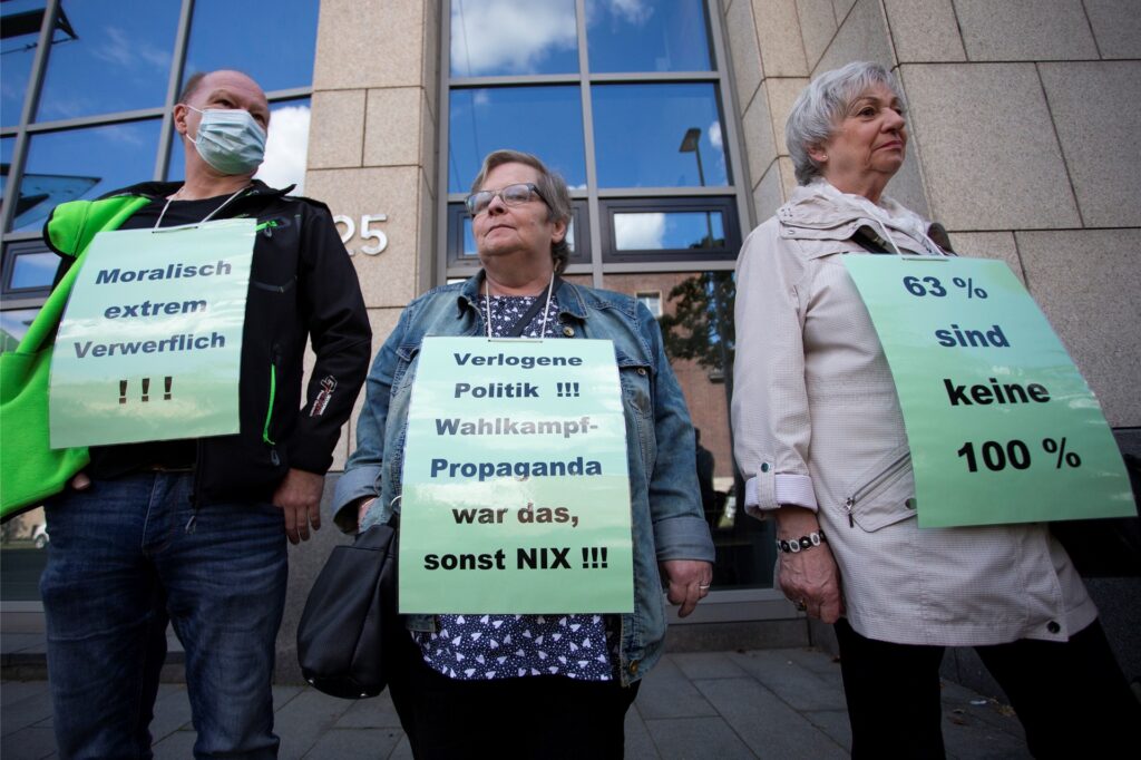 Betroffene des Bottroper Apothekerskandals demonstrieren vor dem Ministerium für Arbeit, Gesundheit und Soziales des Landes Nordrhein-Westfalen in Düsseldorf.