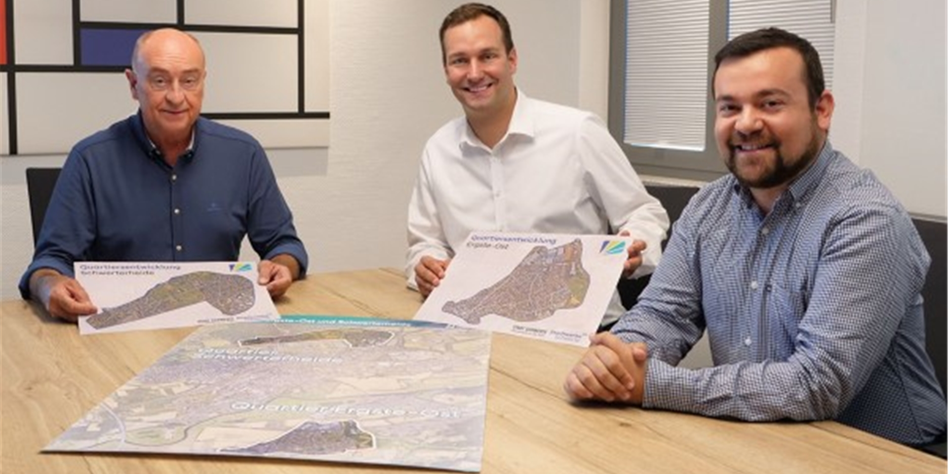 Geben den Startschuss für den offizieller Projektstart (v.l.): Burkhard Drescher, Geschäftsführer der Innovation City Management GmbH (ICM), Sebastian Kirchmann, Geschäftsführer der Stadtwerke Schwerte, und Bürgermeister Dimitrios Axourgos.