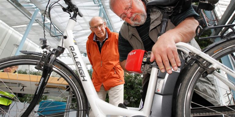 Bei einer vorigen Codier-Aktion des ADFC codierte Rolf Lange das E-Bike von Erwin Müller. Jetzt gibt es eine weiter Aktion der örtlichen Fahrradclubs.