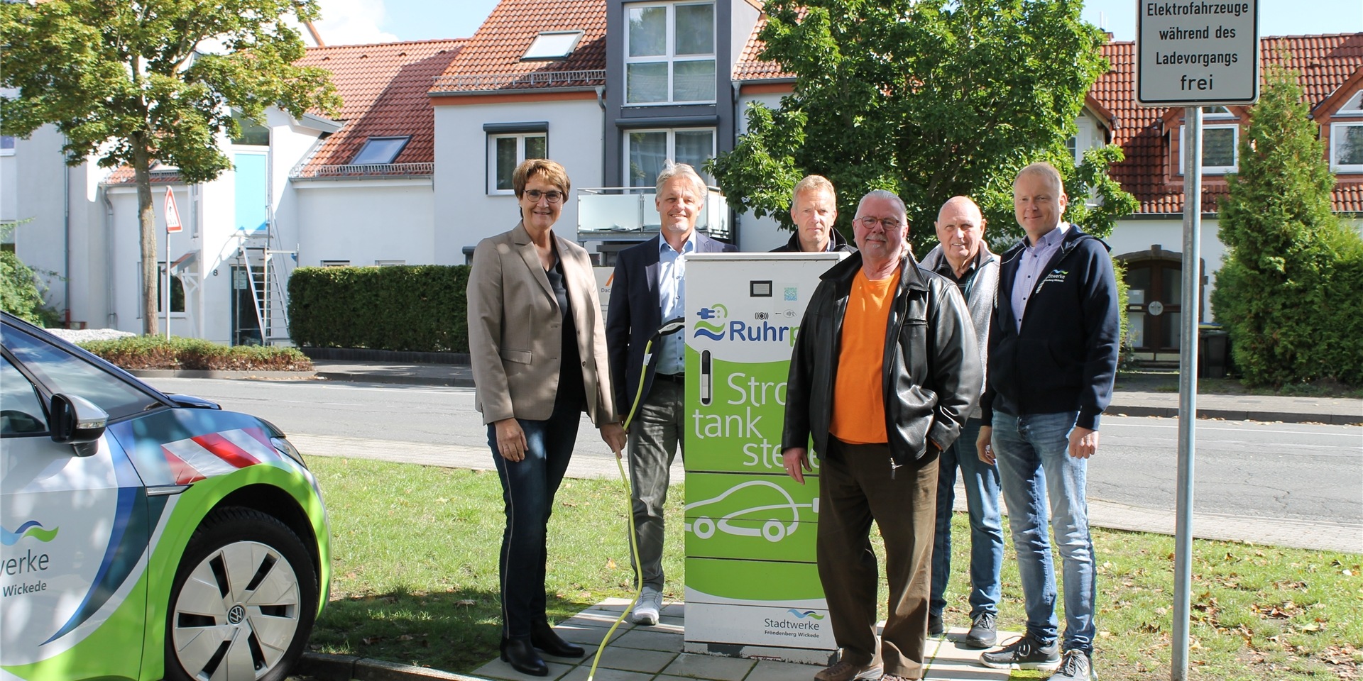 E-Lade-Säule Fröndenberg Bürgermeisterin Sabina Müller, Stadtwerke-Geschäftsführer Alexander Loipfinger, Ingo Ziegenbein. Gerd Greczka, Hans Regenhardt (alle Aufsichtsrat) und Matthias Stephan (Stadtwerke Fröndenberg-Wickede).
