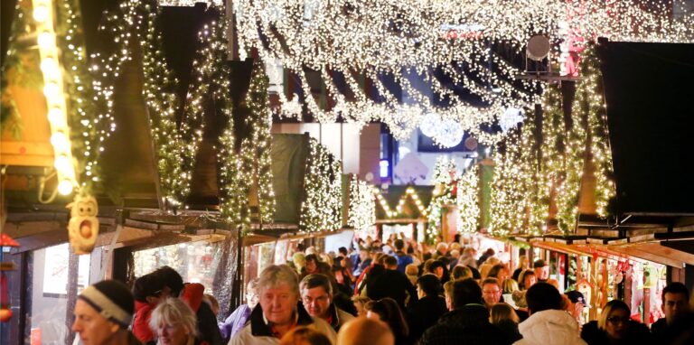 Menschen auf dem Weihnachtsmarkt in Essen