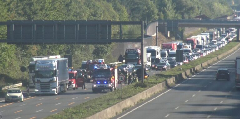 Die A1 ist am heutigen Donnerstag (22.9.) keine gute Wahl für Reisende: Auch in Fahrtrichtung Köln bildeten sich nach einem weiteren Unfall kilometerlange Staus.