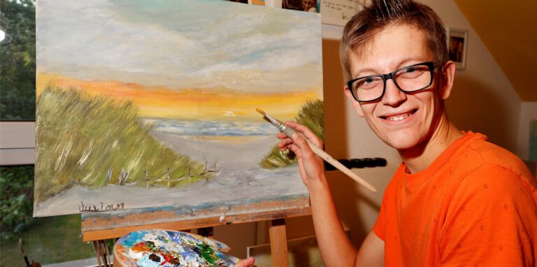 Mit Lesen und Schreiben hat Julian Hindemitt aus Heil aufgrund einer geistigen Behinderung Schwierigkeiten, aber wenn er malt, gleicht sein Talent einer Gabe.