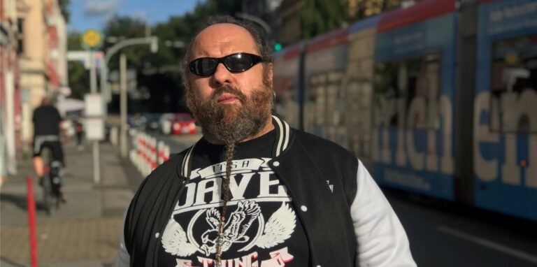 David Ivanov (47) wohnt seit 13 Jahren an der Rheinischen Straße. Er kennt die Verkehrssituation und weiß genau, wann es wo gefährlich wird.