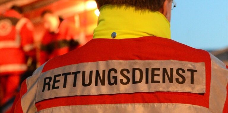 Als Rettungskräfte (Symbolbild) einem Mann in der Kamener Fußgängerzone helfen wollen, werden sie bespuckt.