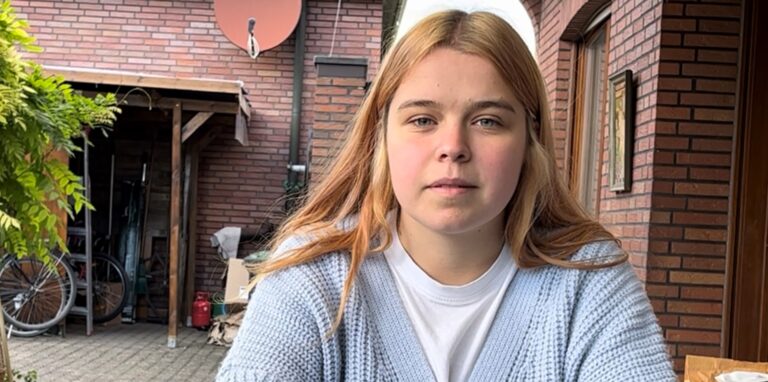 Marharita Vilbevetska sitzt im Garten.