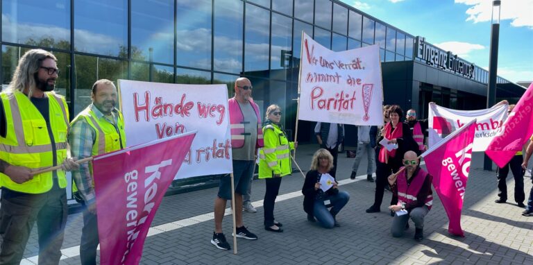 Auf Flugblättern und Transparenten warnten die Betriebsräte vor dem Abbau der Mitbestimmung.