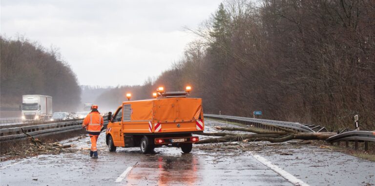 Damit es möglichst nicht zu solchen Szenen kommt wie auf dieser Autobahn, werden Bäume, die die Verkehrssicherheit gefährden, rechtzeitig gefällt. Das soll am Dienstag und Mittwoch auf der A2 geschehen.